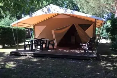 Image de Lodge Canada avec utilisation des sanitaires et éviers du camping 5 personnes