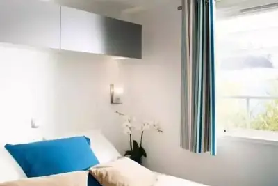 Image de Mobil-Home Confort 27, 5m² (2 chambres) + Tv + terrasse semi-couverte 4 personnes