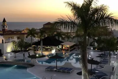Image de Duplex unique à Playa Paraíso face à la mer dans une résidence de standing