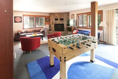 Image de Nouveau! Grande maison familiale dans Alpine Meadows avec bain à remous et salle de jeux!