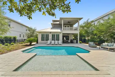 Image de Maison de luxe Seacrest avec piscine privée, animaux acceptés, à 3 minutes à pied de la plage!