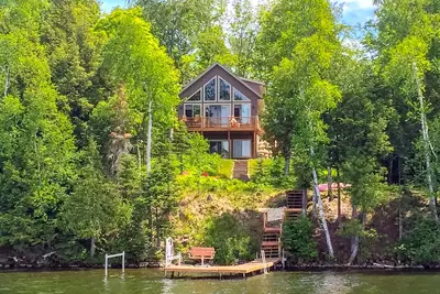 Image de Maison au bord du lac avec terrasse meublée, foyer et quai privé - chiens Ok!