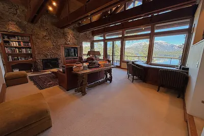 Image de Spacieuse maison de luxe personnalisée avec une vue magnifique située au lac Electra, près de la station de ski