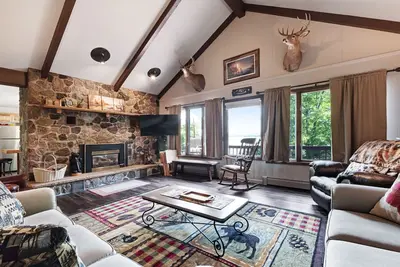 Image de Maison récemment rénovée avec vue panoramique sur le lac et zone de baignade privée