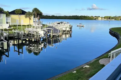 Image de vue sur la baie, regarder les couchers de soleil et les dauphins, patio privé tropical