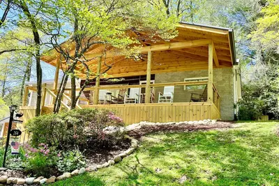 Image de Cabine rénovée au bord du lac Junaluska!