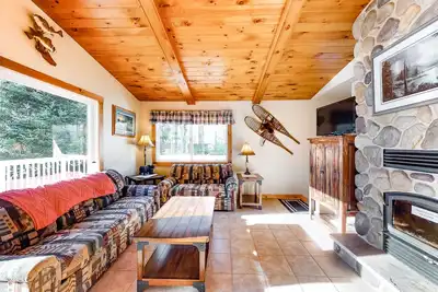 Image de Belle maison sur High Lake avec jetée privée, grande terrasse et canoës