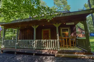 Image de The Love Shack - Les Meilleurs couples et petites retraites familiales au lac Deep Creek!