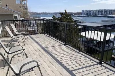 Image de Cosy 4 Bedroom Towne home avec quai sur l'eau
