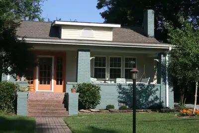 Image de Le lièvre blanc bungalow Downtown Hendersonville, Caroline du Nord