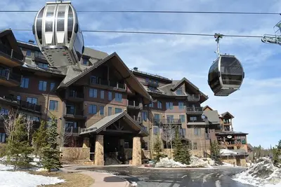 Image de Breckenridge Crystal Peak Lodge Condo 4 chambres. Billets de remontée à prix réduit inclus
