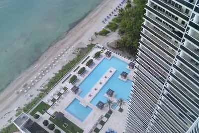 Image de Condo avec vue directe sur la mer et vue sur le canal
