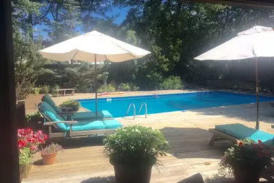 Image de Ensoleillé, lumineux, entièrement rénové, à pied de la plage privée de la baie, East Hampton Springs