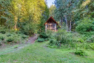 Image de Creekside home w \/ bain à remous privé, superbe terrasse et superbes vues sur la forêt!