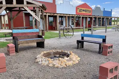 Image de 14 couchages, idéal pour les réunions ~ 4 cabines au Lazy Buffalo, près des montagnes