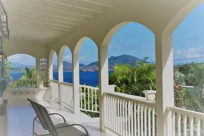 Image de Grande maison à Eden Villa Nevis avec piscine privée et location de jeep