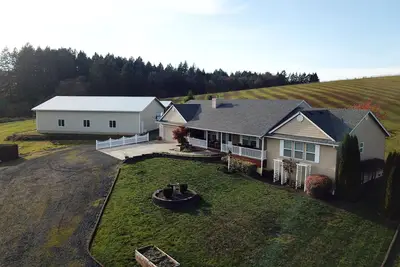 Image de Vineyard Dreams: Maison de vacances du milieu du siècle dans le centre du comté de vin de l'Oregon