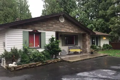 Image de Un vrai chalet au bord du lac avec une vue sur la montagne.