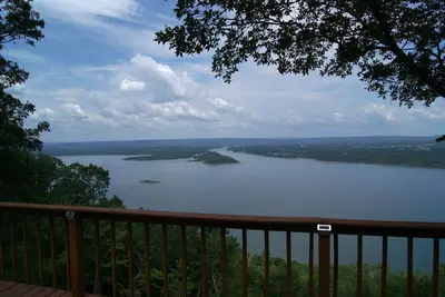 Image de Surplombe le lac de Greer Ferry, 40 500 acres d’eaux profondes, propres et alimentées par une rivière.