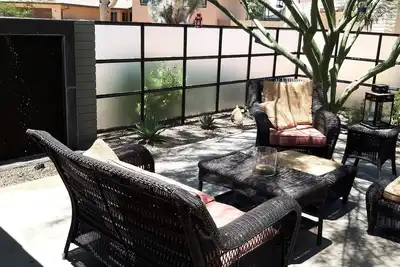 Image de Dos de maison contemporain au sentier Az / Canal et à la Ceinture de verdure avec vue dégagée