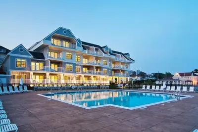 Image de Water's Edge Resort and spa avec piscine intérieure et extérieure et plage. Condo pour 6 personnes