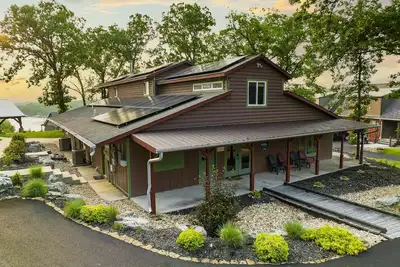 Image de Big Cabin # 1- 7 chambres, 4 salles de bains, 22 couchages.