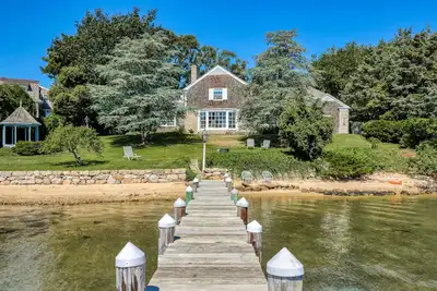 Image de Oasis de bord de mer serein avec quai, gazebo, vue imprenable et terrasse - 1 chien Ok!