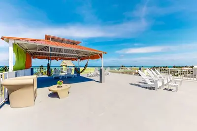Image de Nouvelle Liste! Appartement accueillant avec vue sur l'océan, toit et buanderie partagés!