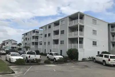 Image de Condo au quatrième étage avec vue sur l'océan dans une partie calme de la région de Cherry Grove.