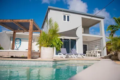 Image de Belle maison de vacances moderne avec piscine privée