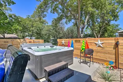 Image de New-Fredericksburg Family Home par établissements vinicoles + rue principale