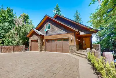 Image de Superbe maison au bord du lac avec bain à remous privé, sauna, salles de jeux et home cinéma!