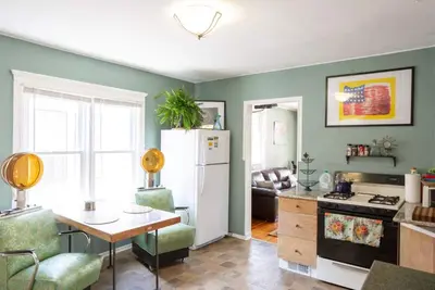 Image de Un refuge d'artiste de Detroit magnifiquement conçu et chaleureux!