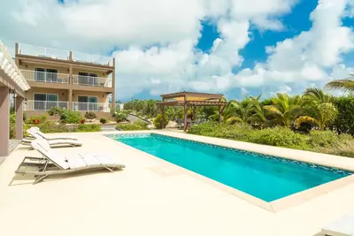 Image de Poolside studio avec un court 2 minutes à pied de la plage