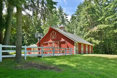 Image de Maison de grange romantique! Détendez-vous dans un cadre luxuriant privé.