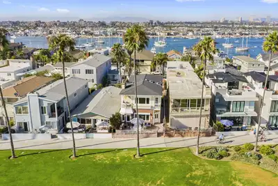 Image de 5br Beach House sur la péninsule de Balboa avec Patio ❤ par AvantStay