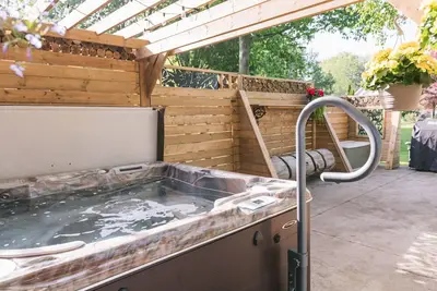 Image de Une maison d'hôtes privée sur la route des vins avec lit king size, bain à remous, foyer et barbecue