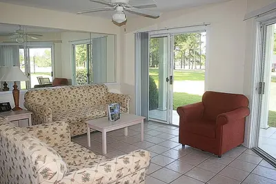 2 chambres, 2 salles de bains, vue sur le golf, plages à proximité et fruits de mer de style calebasse (2703)