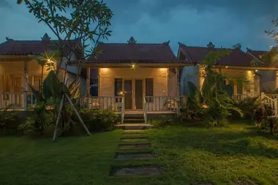 Image de Cottage en teck de style balinais Ă Lembongan, avec une piscine et une immense pelouse