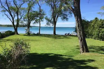 Image de Front de mer privé, avec six chambres, deux salles de bains et dormir pour seize ans.