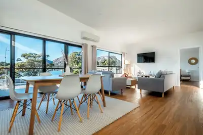 Image de Une propriété élevée avec vue sur les montagnes et l'océan, au coeur de la ville