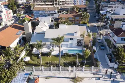 Image de Spectaculaire Oceanfront House à Bombinhas - 4 suites + 2 chambres et piscine