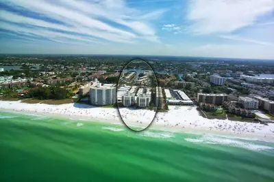 Image de Condo sur la plage - 2 chambres à coucher - Luxe - Directement sur Crescent Beach