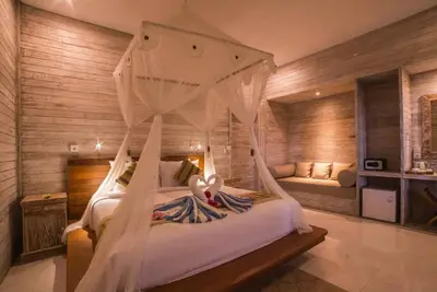 Image de Belle maison en teck Ă Lembongan avec une immense pelouse