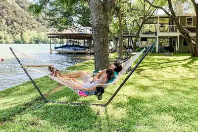 Image de Retraite au bord de l'eau au lac Serene Austin avec quai