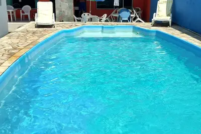 Image de maison loco avec piscine éclairée. Nord