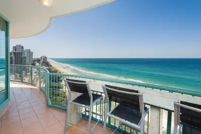 appartements de luxe bien situés avec accès à la fois au bord de la plage et au bord de la rivière