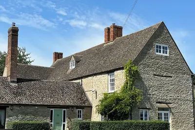 Image de Manor House - balayage du manoir géorgien dans un hameau au bord du canal