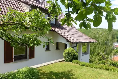 Image de GemĂĽtliche Ferienwohnung mit groĂźem Garten und Bad im Retro-Look