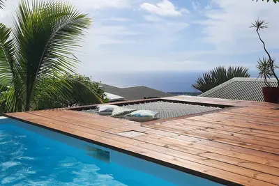 Image de Bungalow cosy avec piscine surplombant l'océan ☀️🌴